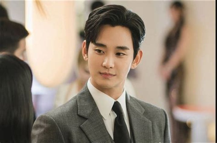 Kim Soo Hyun vẫn l&agrave; &ldquo;&ocirc;ng tr&ugrave;m&rdquo; c&aacute;tx&ecirc; H&agrave;n Quốc, Song Joong Ki thăng hạng