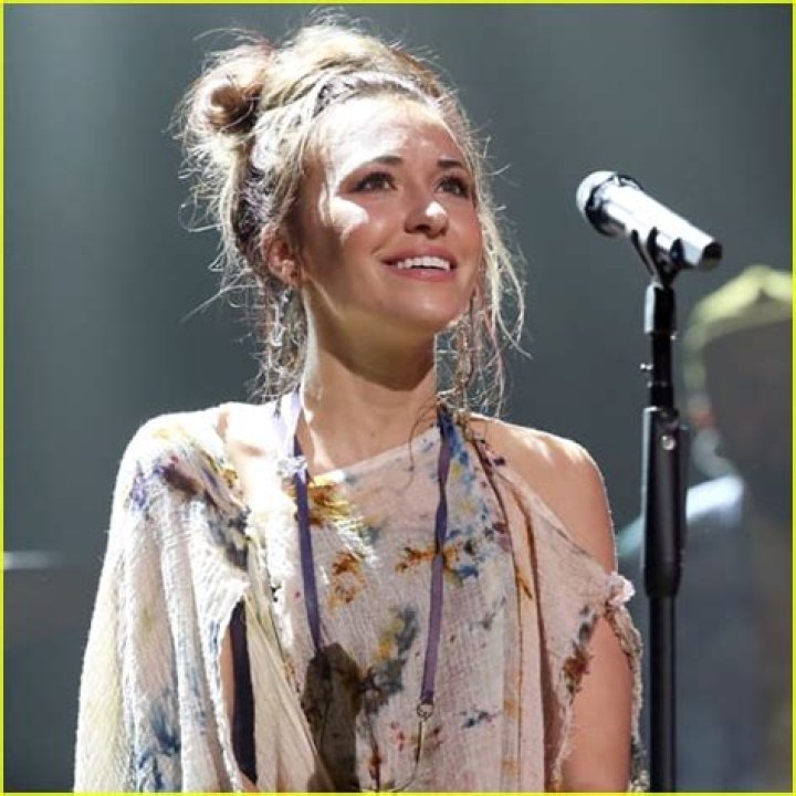 Lauren Daigle Age, Net Worth, Sun Sign, Boyfriend, Husband, Family and