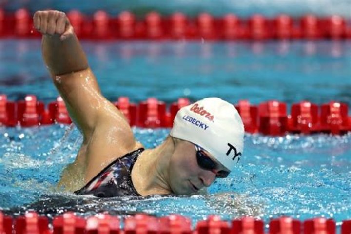 Ledecky smashes record in 800m freestyle & Madeline DiRado wins 200m