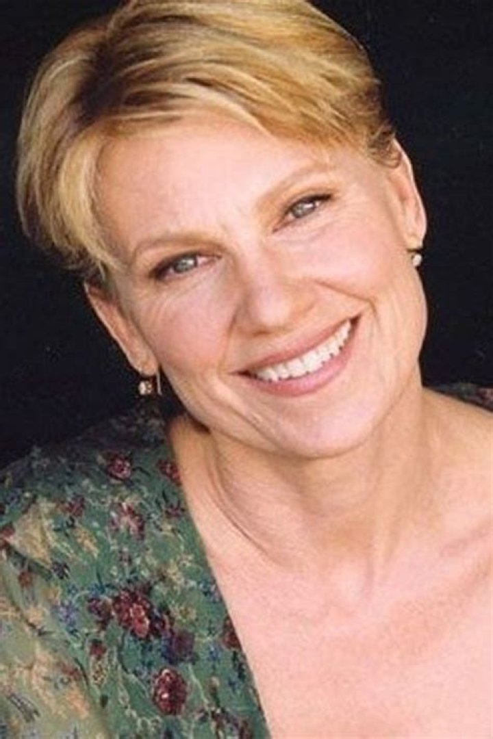 Lindsay Crouse Net worth, House, Car, Salary, Husband & Family 2018