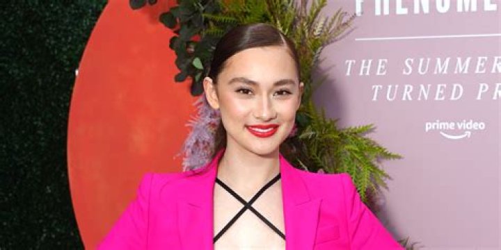 Lola Tung Does Not Have a Confirmed Boyfriend & Has a Good Relationship