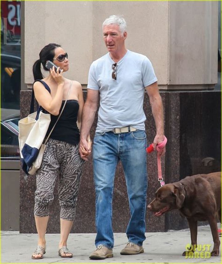 Lucy Liu & New Boyfriend Hold Hands in New York City Photo 2932381