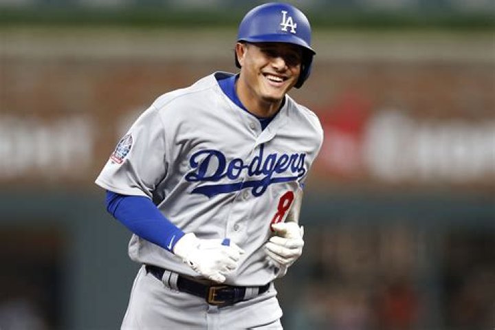 Manny Machado takes souvenir from first Dodgers home run