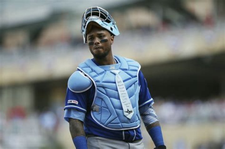 Martin Maldonado wears Father&rsquo;s Day tie, leads Royals over Twins