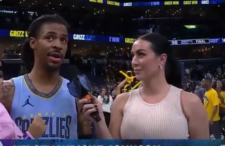 Meet KJ Wright, stunning basketball reporter with massive Instagram