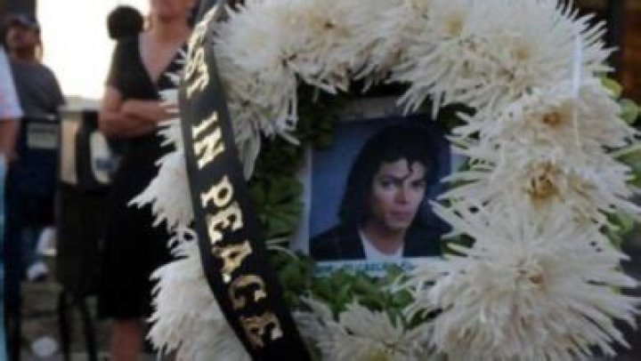 Michael Jackson ser&aacute; sepultado en f&eacute;retro de bronce ba&ntilde;ado en oro y