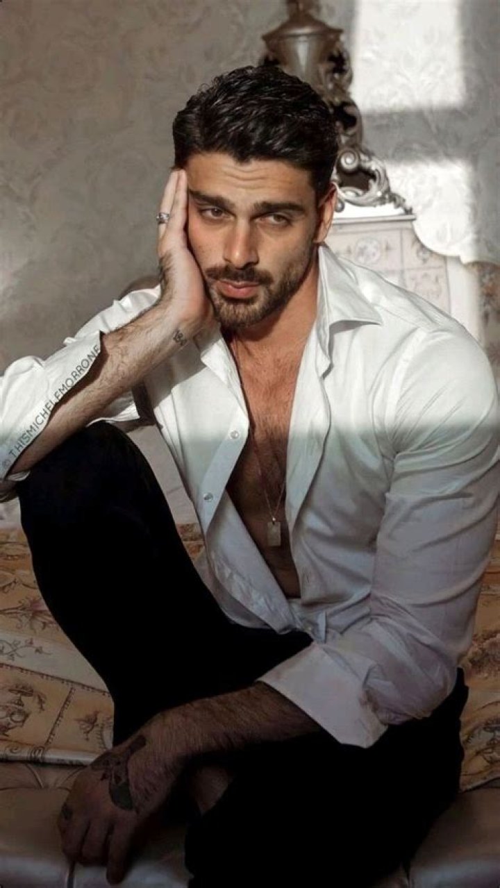 Michele morrone Handsome italian men, Italian men, Shirtless men