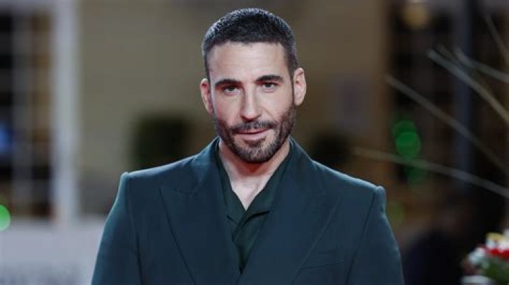 Miguel &Aacute;ngel Silvestre le 'roba' la sudadera a Paula Echevarr&iacute;a en