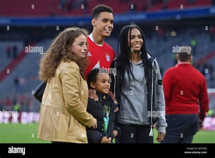 Munich, Allemagne. 08th mai 2022. Jamal MUSIALA (FC Bayern Munich) avec