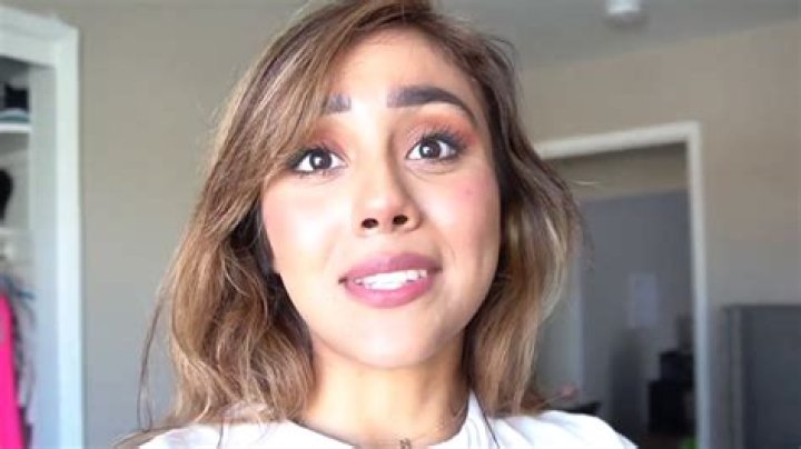 Neekolul reveals how she looks with no makeup and admits to boob job