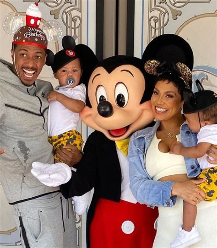 Nick Cannon con mam&aacute; y pap&aacute; Bobby llegando al estreno en el Teatro