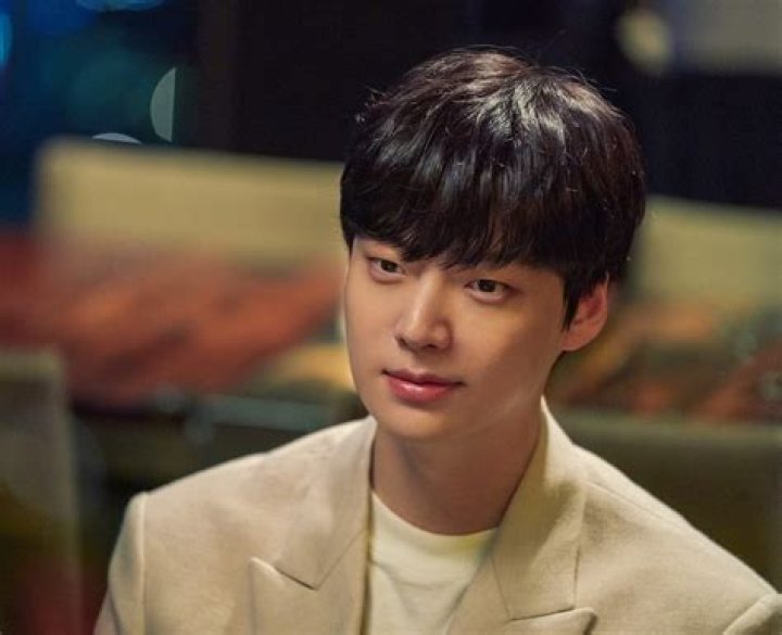 Nuevas fotos de Ahn Jae Hyun causan impacto en redes sociales