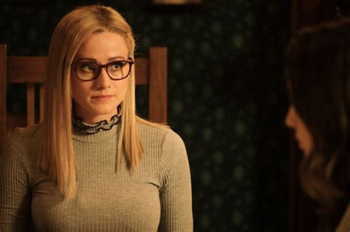 Olivia Taylor Dudley as Alice Quinn in the Magicians Olivia