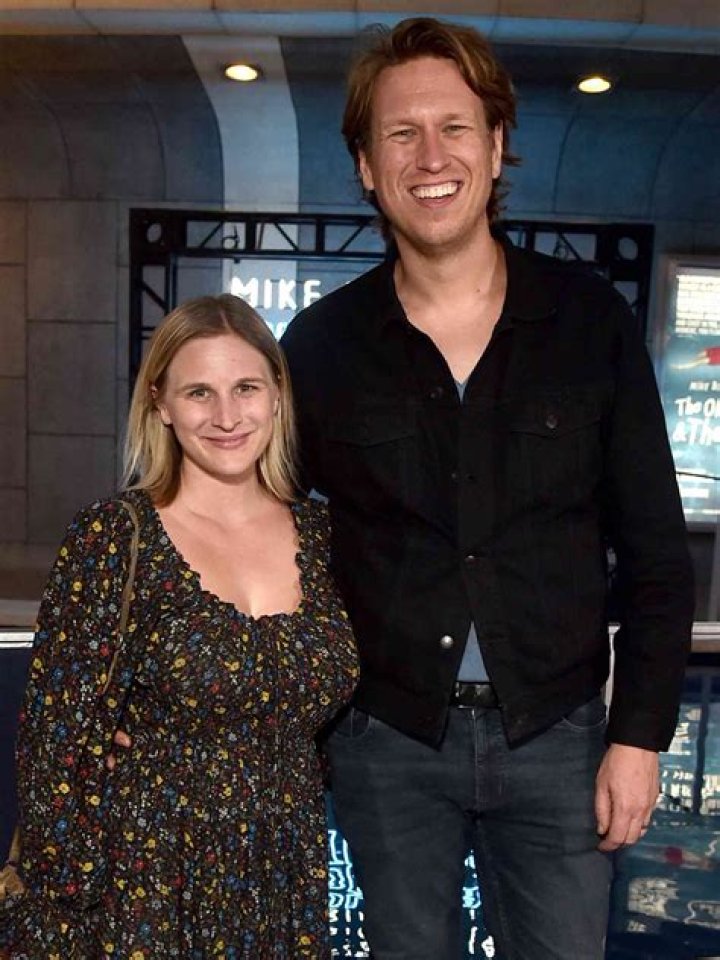 Pete Holmes&rsquo; wife Valerie Chaney and Net Worth. Comedians Biography.