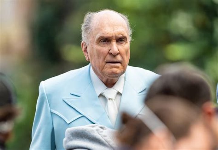 Photo Actor Robert Duvall and wife Luciana Pedraza arrive at the 16th