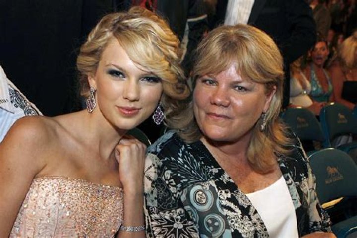 Photo taylor swifts mother andrea diagnosed with cancer 08 Photo