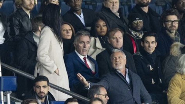 PHOTOS David Ginola charmeur tactile avec une h&ocirc;tesse, des spectateurs