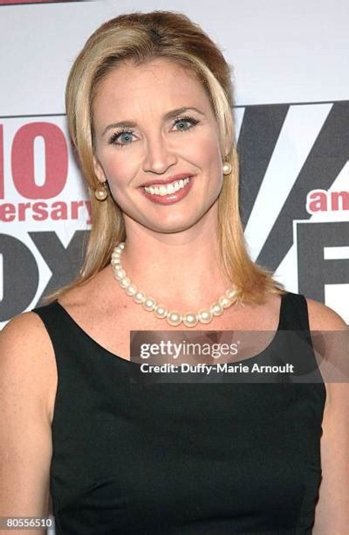 Pictures of Laurie Dhue