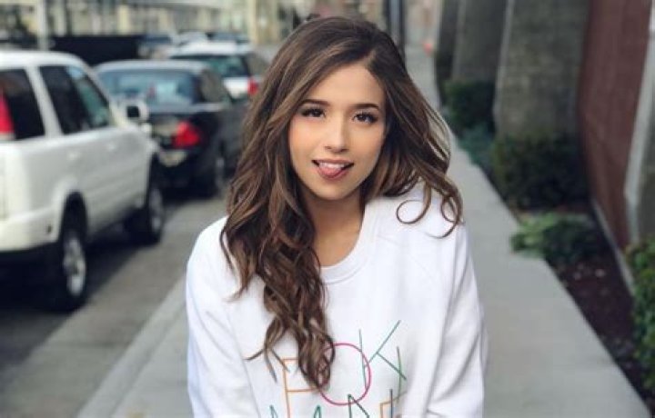 Pokimane Age, Net Worth, Height, Bio, Boyfriend, No Makeup