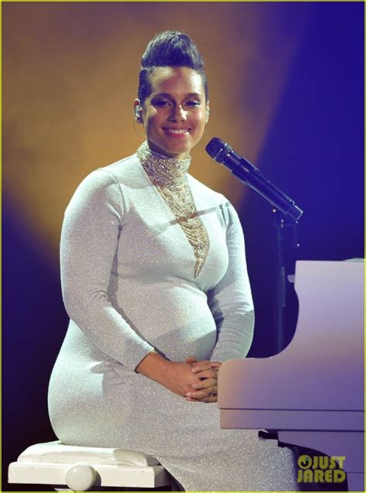 Pregnant Alicia Keys glows at NYC fragrance launch... * Toya'z