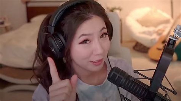 "Read the room" Fuslie reveals her 2021 New Year's resolution to ex