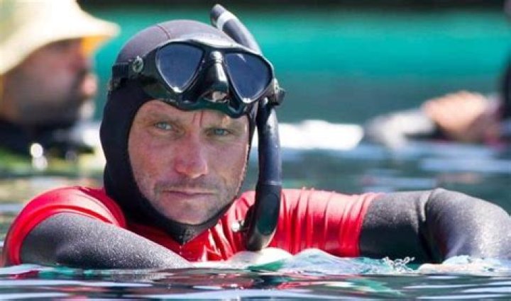 Safety diver Stephen Keenan pushing Alessia Zecchini towards the