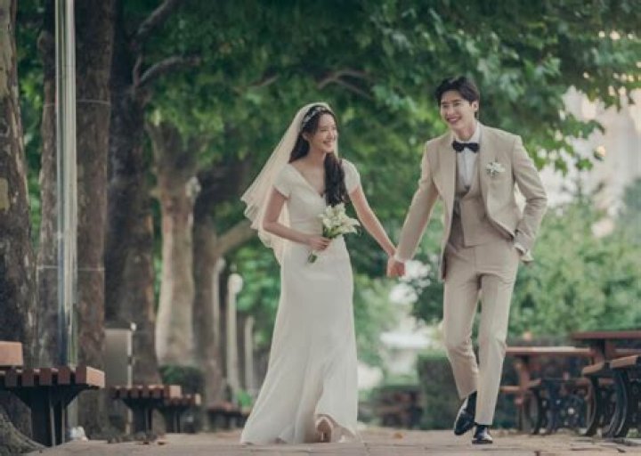 [SBS Star] Yoona & Lee Jong Suk's Real Couplelike Cute Wedding Photos