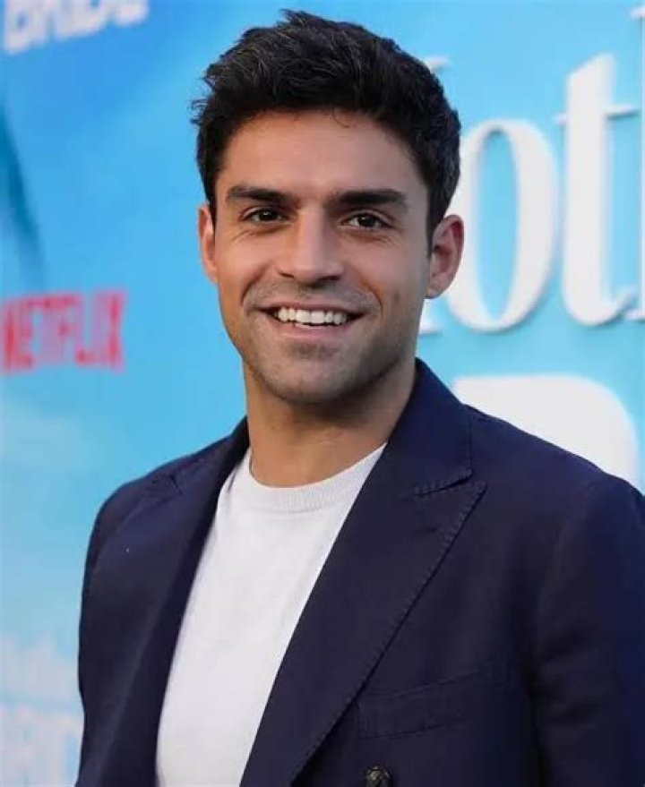 Sean Teale Height, Weight, Age, Body Statistics Healthy Celeb