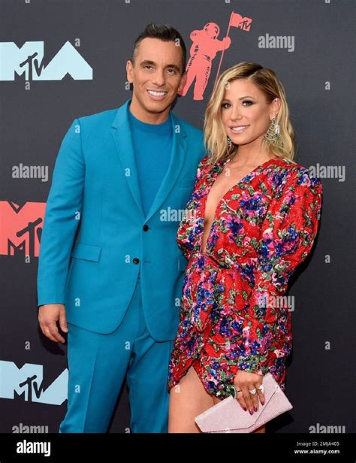 Sebastian Maniscalco Wife, Lana Gomez Wiki, Parents, Education, Net