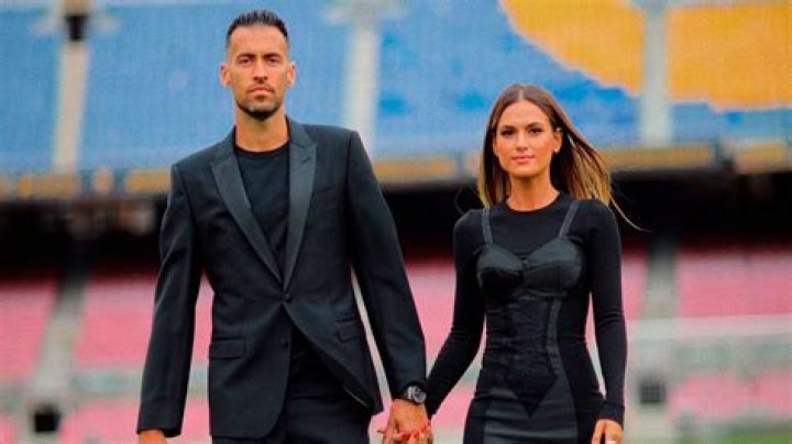 Sergio Busquets y Elena Galera presentan a su hijo Enzo