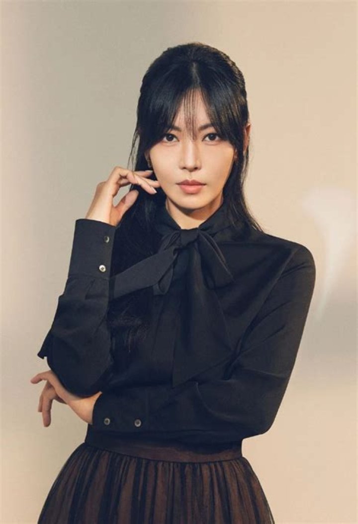 South Korean actress Kim Soyeon, right, and her actor husband Lee Sang