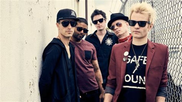 Sum 41&rsquo;s Glorious RocknRoll Disease They Get Older, Their Fans Stay