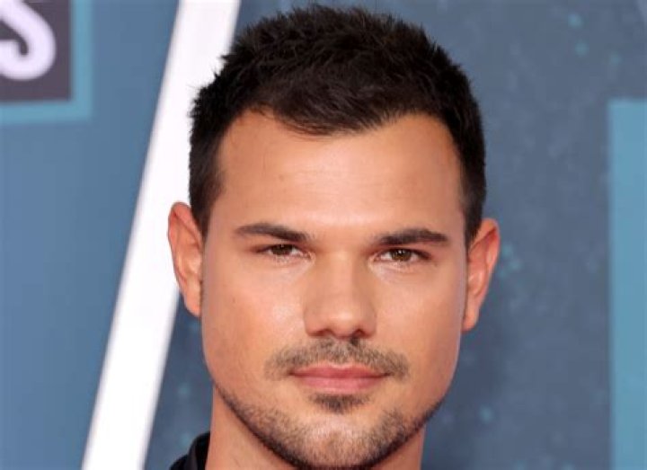 Taylor Lautner Picture 215 The Premiere of The Twilight Saga's