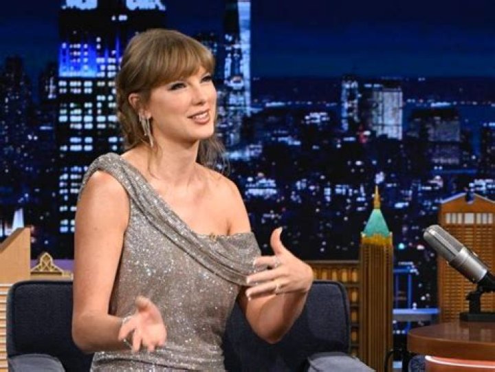 Taylor Swift revela que a sua m&atilde;e enfrenta um c&acirc;ncer novamente Quem