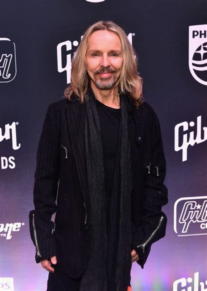 Tommy Shaw Age, Net worth BioWiki, Wife, Kids, Weight 2023 The Personage