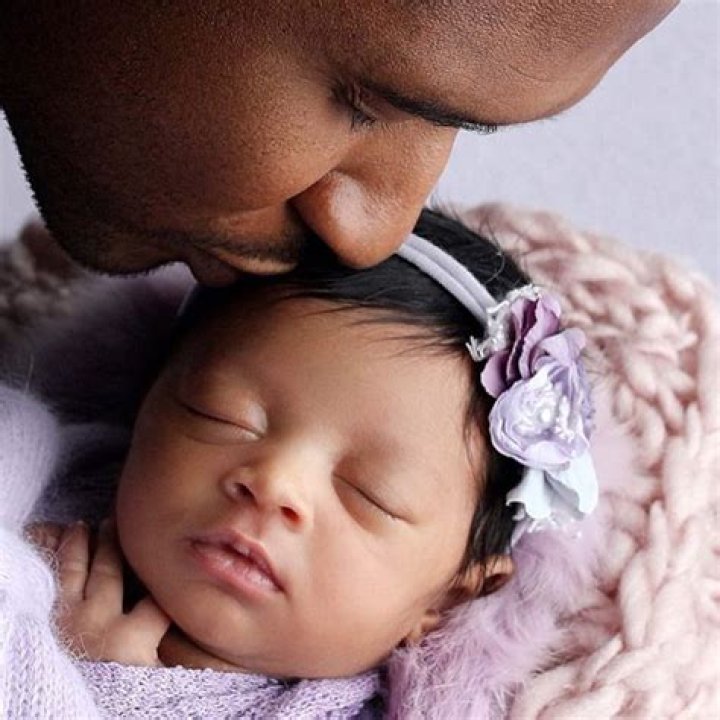 Usher compartilha a primeira foto da filha rec&eacute;mnascida