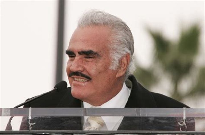 Vicente Fern&aacute;ndez Family speaks out on rumors of the singer's death