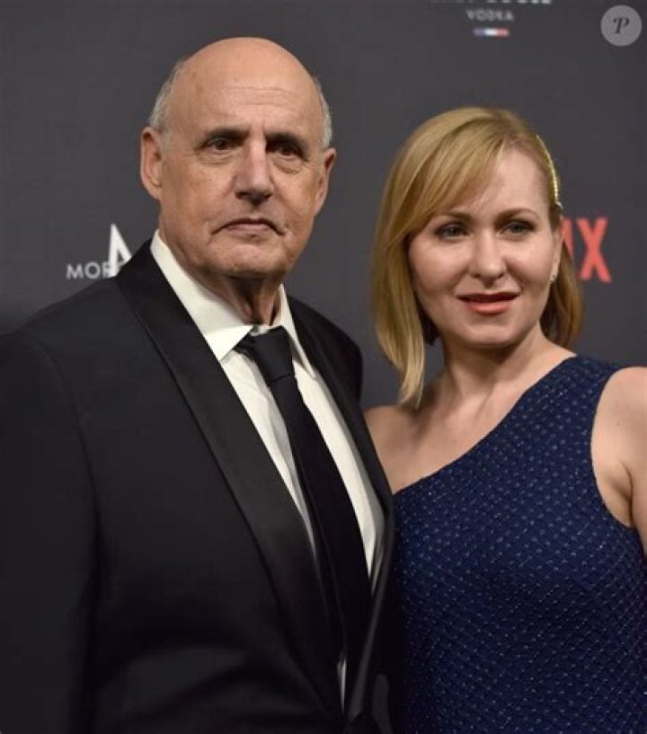 Vid&eacute;o Jeffrey Tambor et sa femme Kasia Ostlun aux 69e Emmy Awards le