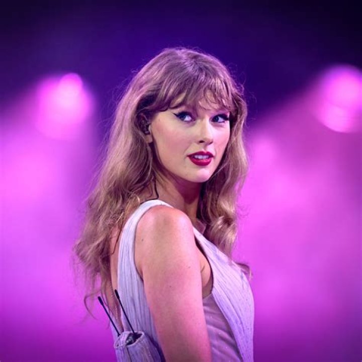 What we know about Taylor Tomlinson's parents