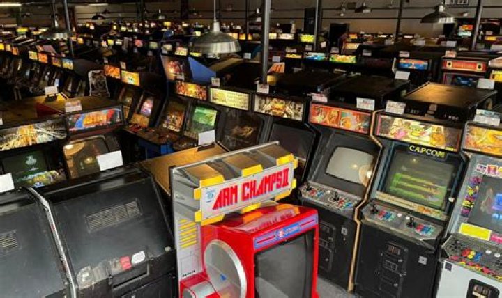 Which arcade game was huge hit in 1973? Jeux Arcades