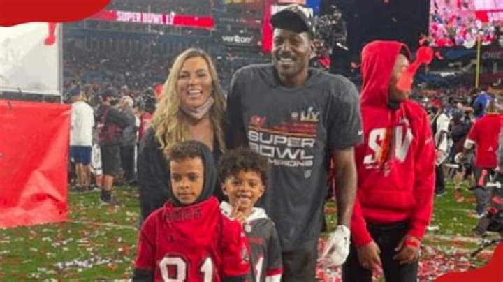 Who is Antonio Brown Wife? [2024 Update] Girlfriends & Feuds