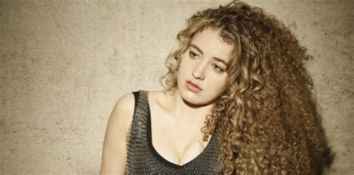 Who Is Tal Wilkenfeld Partner? Dating Timeline Age And Wiki