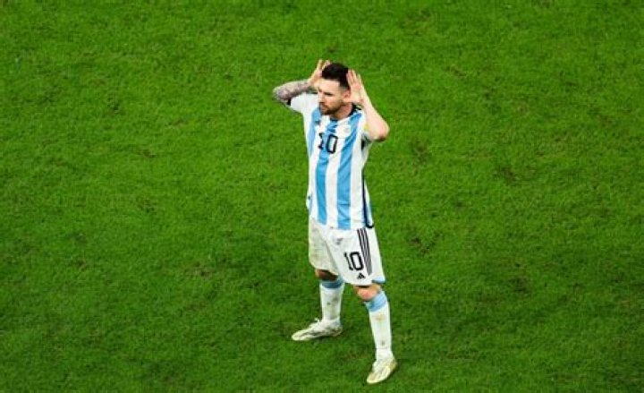 Why did Messi celebrate in front of Van Gaal? Riquelme history explored