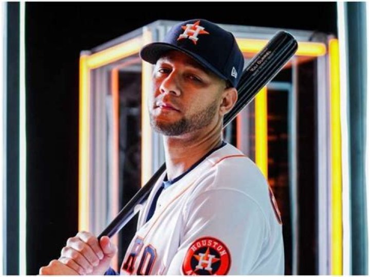Yuli Gurriel Biography, Age, Height, Wife, Net Worth, Wiki